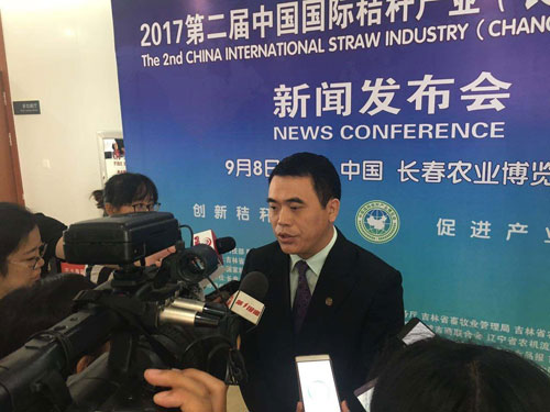 彭飞在第二届中国秸秆产业博览会上接受媒体采访
