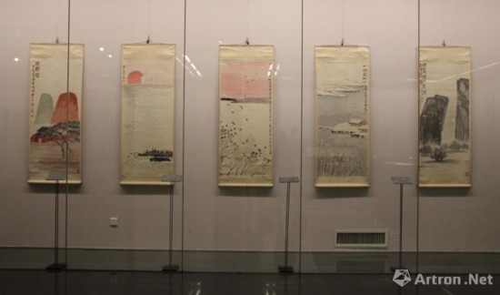这组十二条屏第一次离开重庆展出