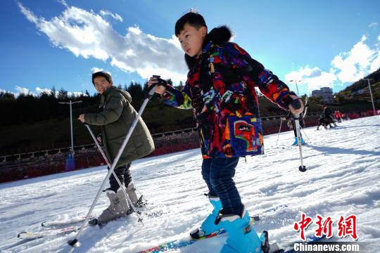 体验全国低纬度贵州六盘水滑雪场艳阳里的“大雪纷飞”