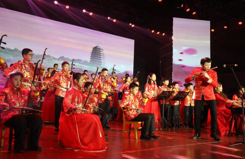1月30日，宜丰县迎新春文艺晚会上，乐器合奏正在表演。