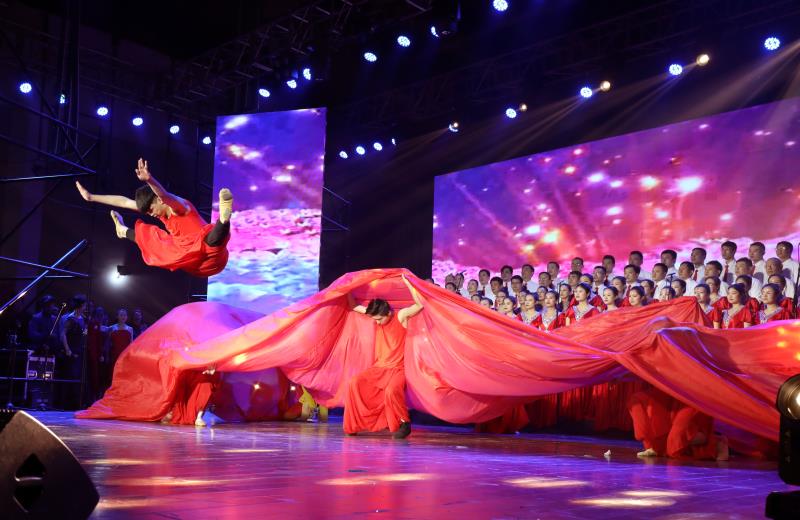 1月30日，宜丰县迎新春文艺晚会上，黄岗山垦殖场代表队表演的大合唱。