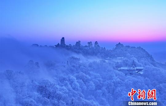 “道源圣地”崆峒山春日雪景伴云海飘渺如仙境