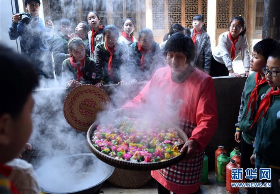 （社会）（1）浙江诸暨：古村落里体验清明习俗