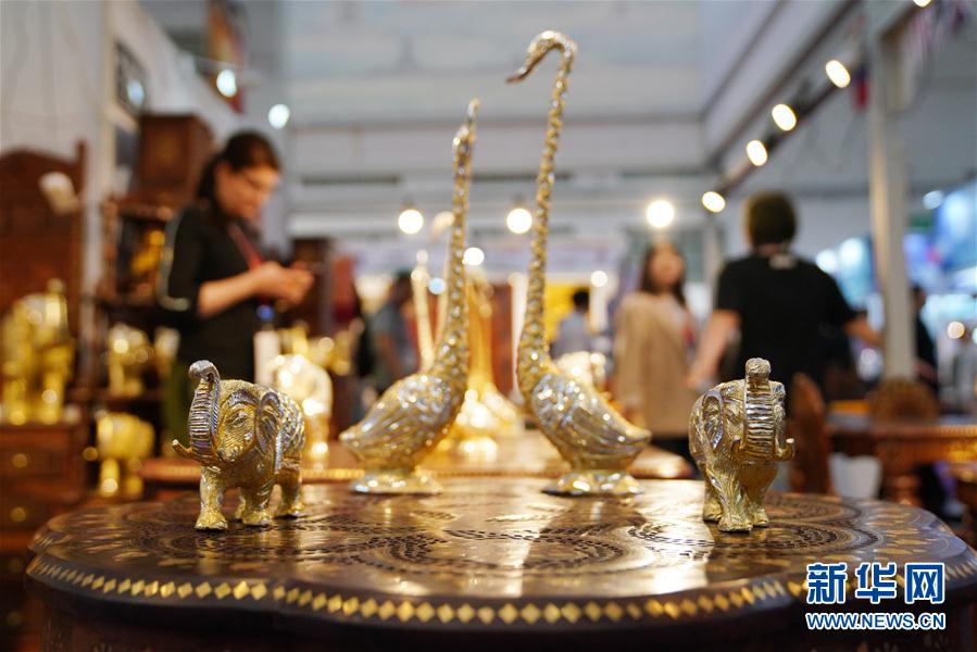 （文化）（3）精美工艺品“闪耀”中俄博览会