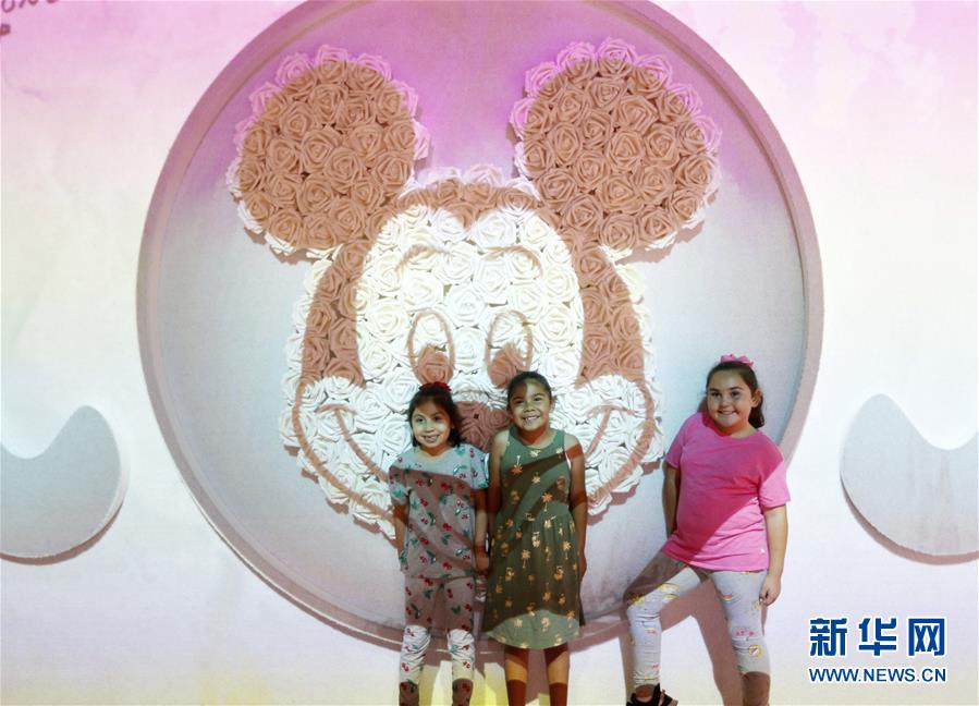 （国际）（2）加州迪士尼园区举行庆祝米老鼠动漫形象诞生90周年展览