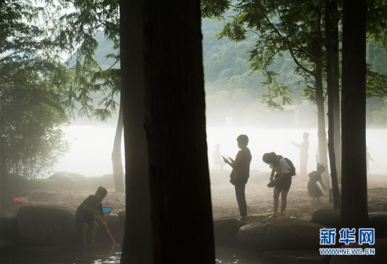 （社会）（3）浙江建德：江雾迷蒙好纳凉