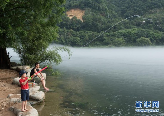 （社会）（4）浙江建德：江雾迷蒙好纳凉