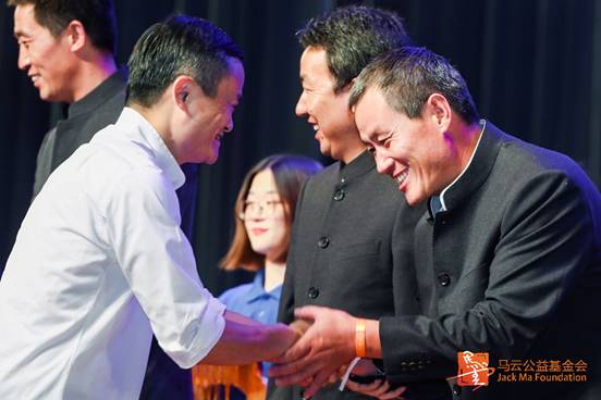 照片/图说：典礼现场，马云为结业乡村教师颁奖并一一握手.JPG
