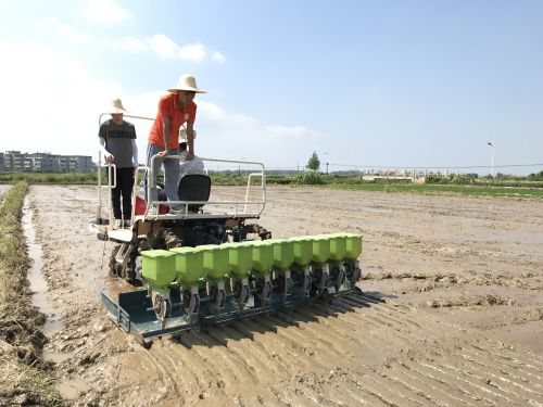 2.指导农户使用新型农业机械.jpg