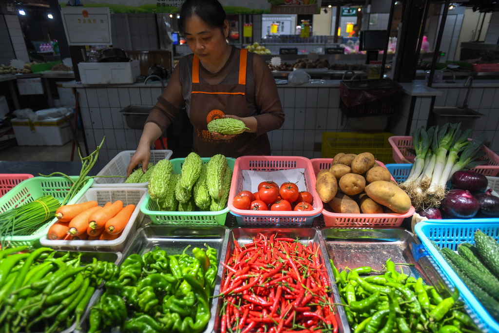 10月15日，今朝星市集智慧农贸市场的经营户在整理蔬菜。