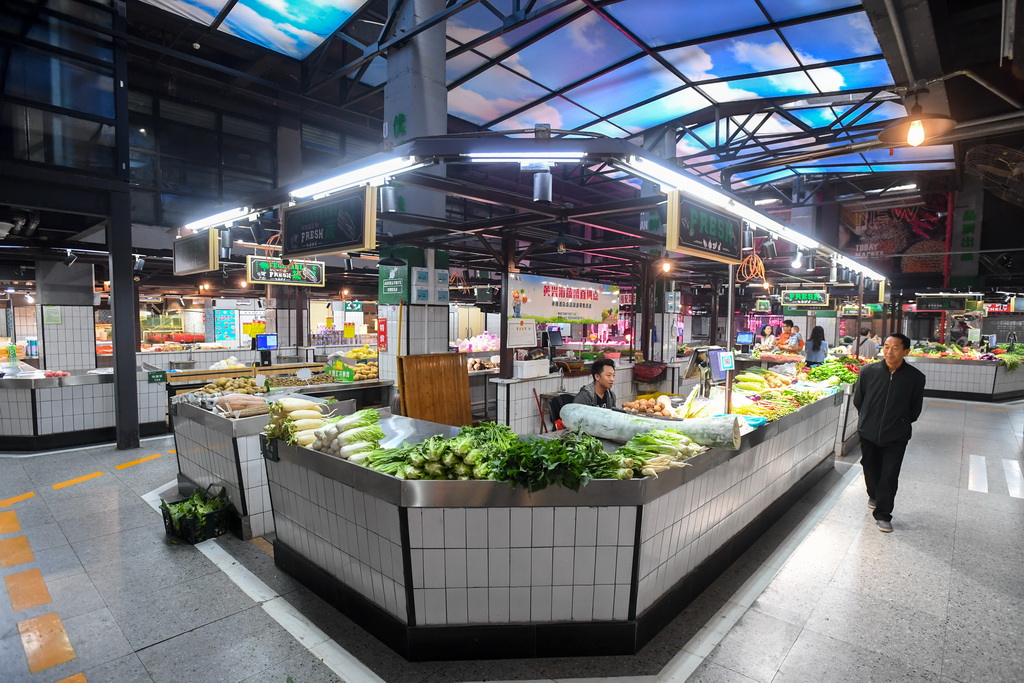 10月15日拍摄的今朝星市集智慧农贸市场内景。