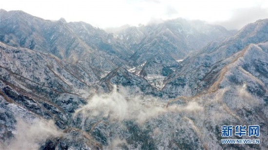 （美丽中国）（1）雪落秦岭 重峦茫茫