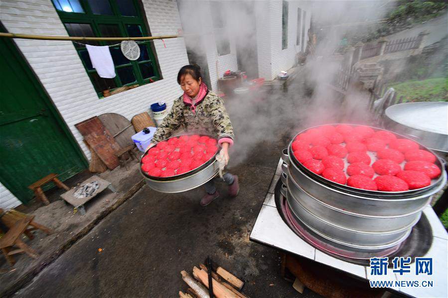 （社会）（3）贵州玉屏：蒸红粑  迎新年