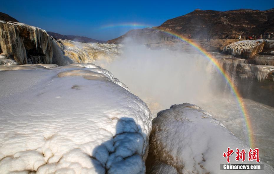 黄河壶口瀑布晶冰伴彩虹蔚为壮观