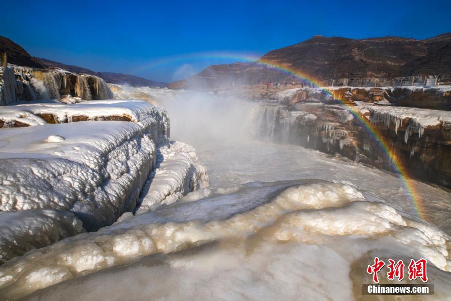 黄河壶口瀑布晶冰伴彩虹蔚为壮观