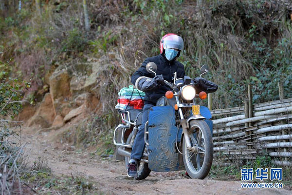 2月17日，在江西省万载县高村镇新竹村，罗长石在山路上骑行，他要赶去村里最偏远的村组给孩子们送下载的课程。 新华社记者 彭昭之 摄