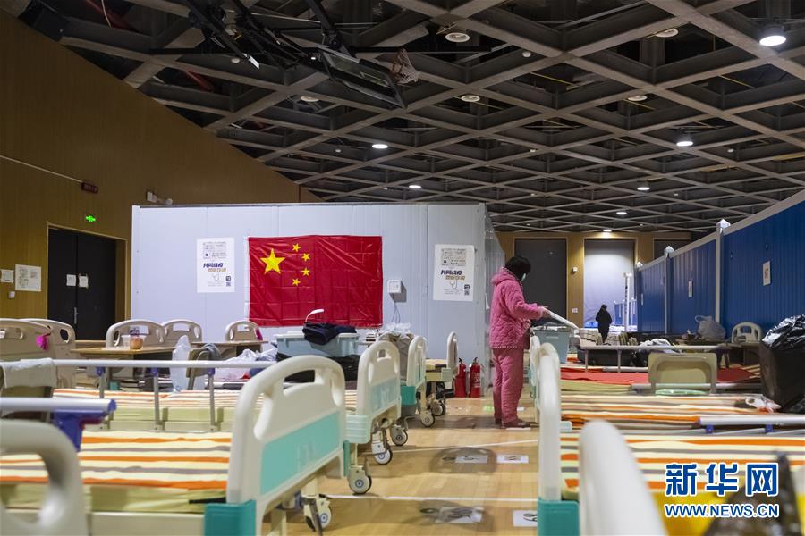 3月9日晚，在武汉市洪山体育馆武昌方舱医院，一名新冠肺炎患者在整理自己的个人物品。