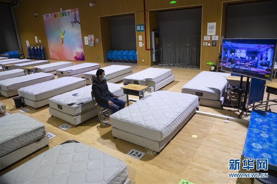 3月9日晚，在武汉市洪山体育馆武昌方舱医院，大部分患者已痊愈出院或转院，当晚还留在该方舱的新冠肺炎患者在看电视。