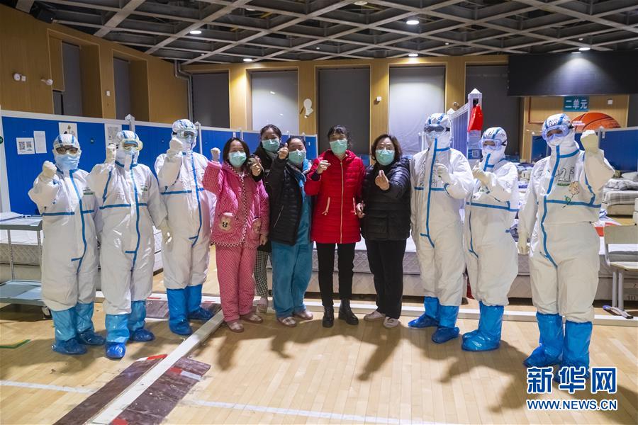 3月9日晚，在武汉市洪山体育馆武昌方舱医院，部分当晚还留在方舱里的新冠肺炎患者与一些医务人员拍摄合影。