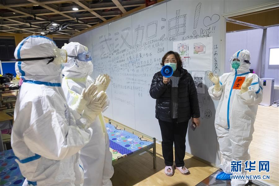 3月9日晚，在武汉市洪山体育馆武昌方舱医院，当晚还留在该方舱的新冠肺炎患者（右二）在为患者和医务人员演唱《青藏高原》。