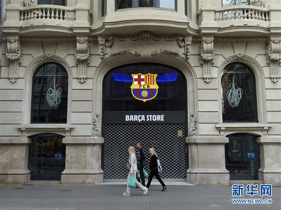 3月14日，西班牙巴塞罗那兰布拉大道旁边的巴萨官方商店关门停业。
