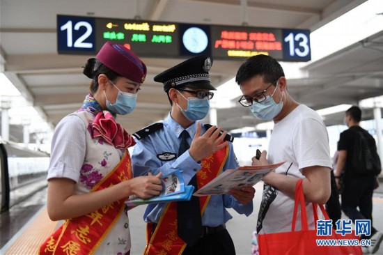 （聚焦疫情防控）（1）重庆铁路开展宣传活动助力旅客安全出行