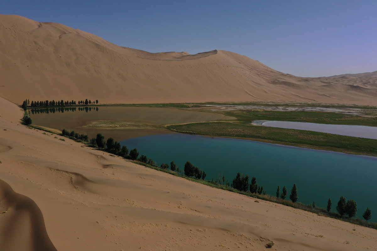 这是5月30日拍摄的巴丹吉林沙漠一处湖泊（无人机照片）。