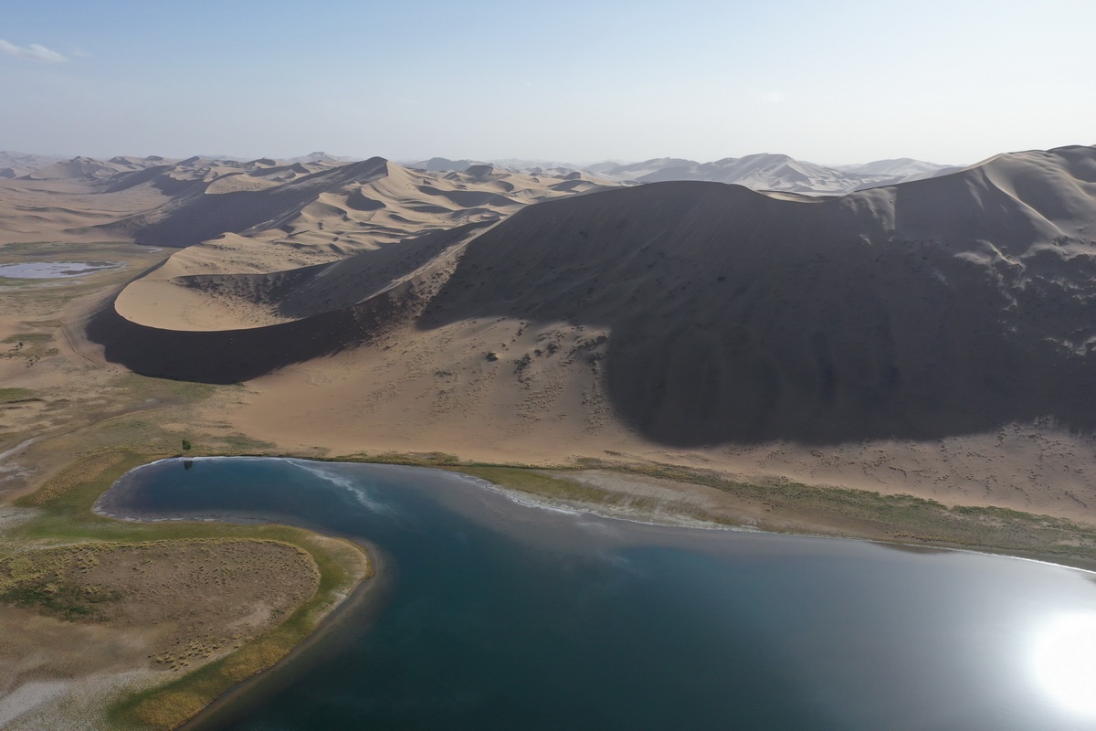 这是5月29日拍摄的巴丹吉林沙漠香根吉林湖（无人机照片）。