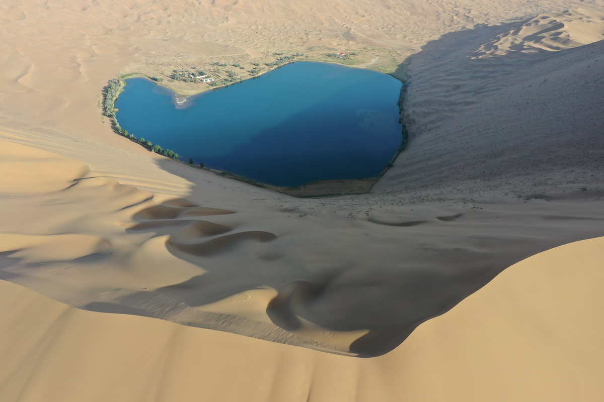 这是5月29日拍摄的巴丹吉林沙漠的诺尔图湖（无人机照片）。