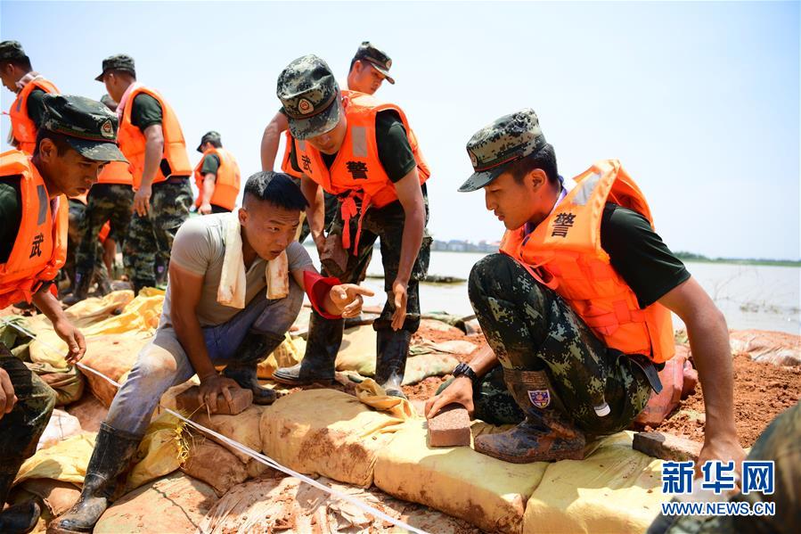 洪水不退，子弟兵誓死不退——解放军和武警部队官兵参与洪涝灾害抢险救援记事