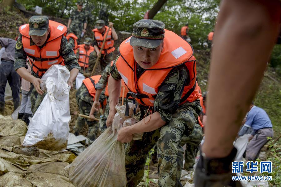 洪水不退，子弟兵誓死不退——解放军和武警部队官兵参与洪涝灾害抢险救援记事