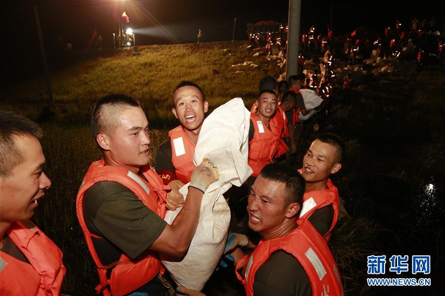 洪水不退，子弟兵誓死不退——解放军和武警部队官兵参与洪涝灾害抢险救援记事