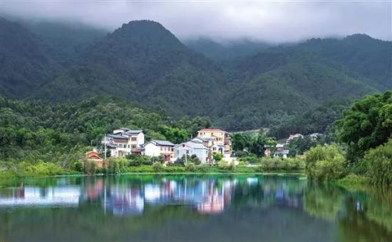 绿水青山绕人家