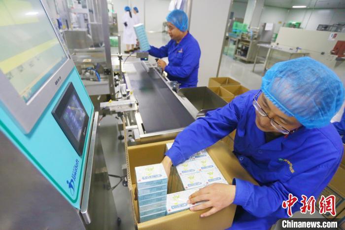 资料图:某药企工作人员包装药品。 高展 摄 点击进入下一页
