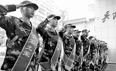2020年9月，江西省吉安市泰和县举行新兵入伍欢送仪式。邓和平摄/光明图片


