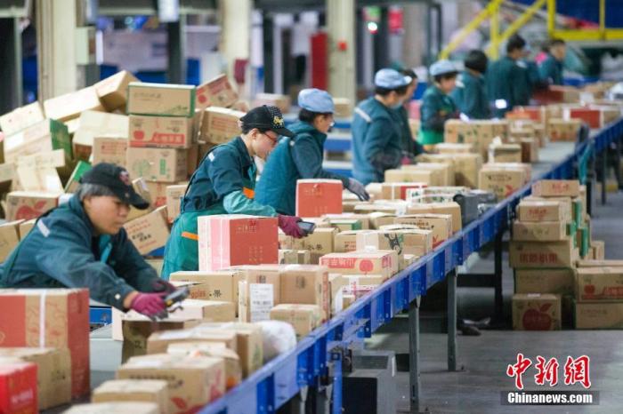 资料图:物流工作人员正在分拣快递。
<a target= 资料图:物流工作人员正在分拣快递。
<a target=