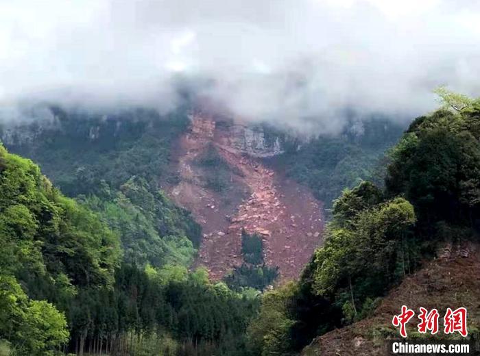 远眺赵河村13组铁匠湾灾害现场。　刘忠俊 摄