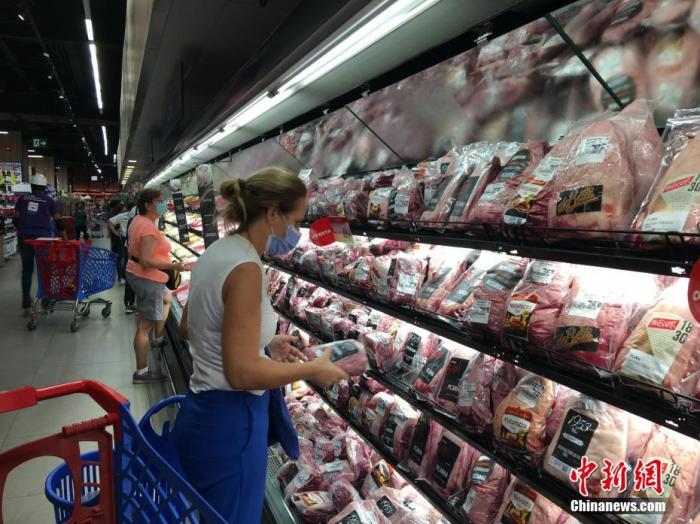 资料图:疫情下的巴西。<a target= 点击进入下一页