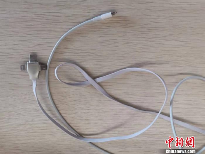 图为充电数据线。 <a target=