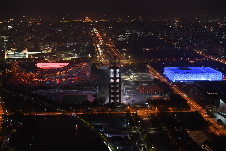 这是10月28日拍摄的国家体育场与国家游泳中心夜景。