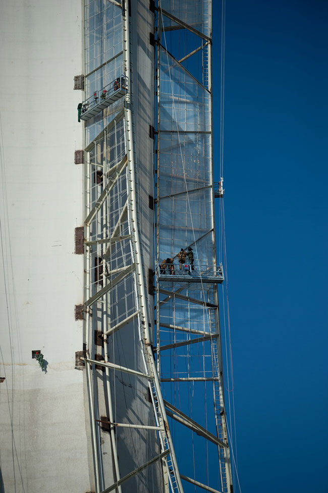1月11日，工人们加装塔身的飘带形装饰材料。