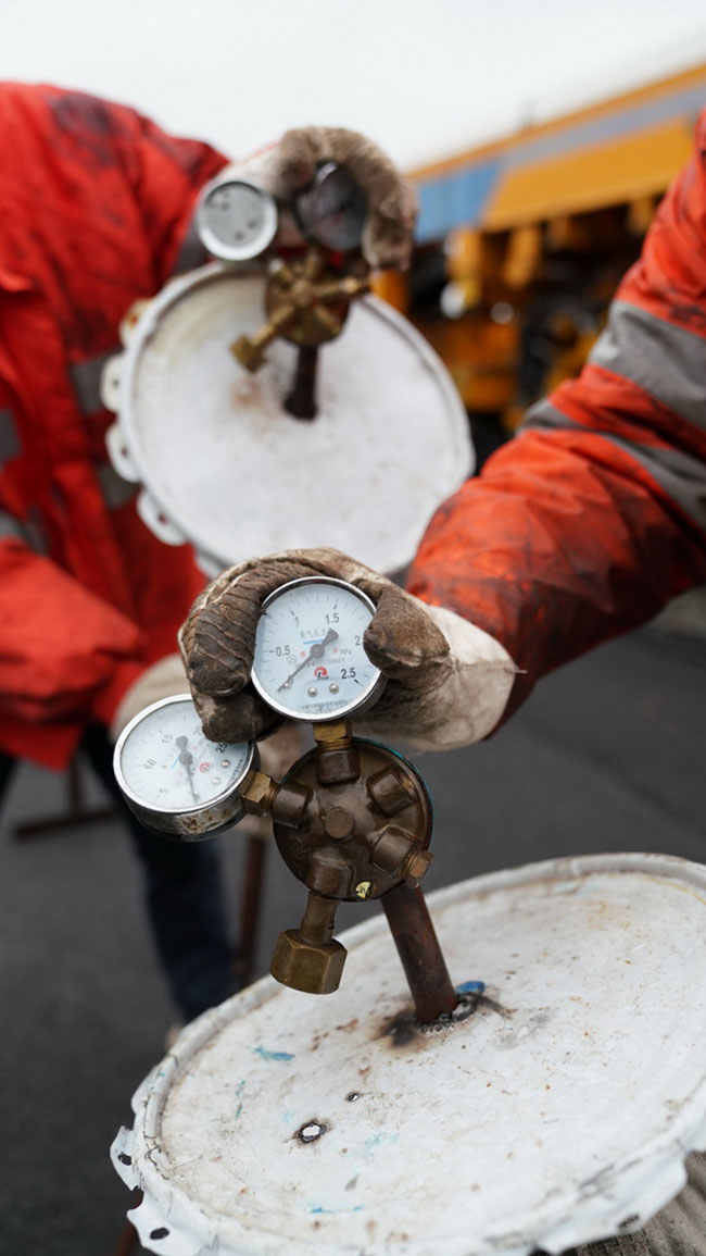工作完成后，鹰潭工务机械段工作人员利用废旧压力表和油桶制作“架子鼓”（1月27日摄）。