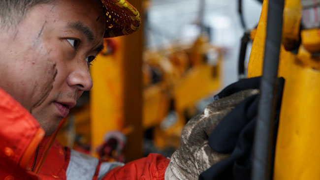 鹰潭工务机械段工作人员对机械设备进行养护（1月27日摄）。