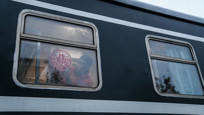 工作完成后，鹰潭工务机械段工作人员在宿营车上贴窗花，迎接春节来临（1月27日摄）。