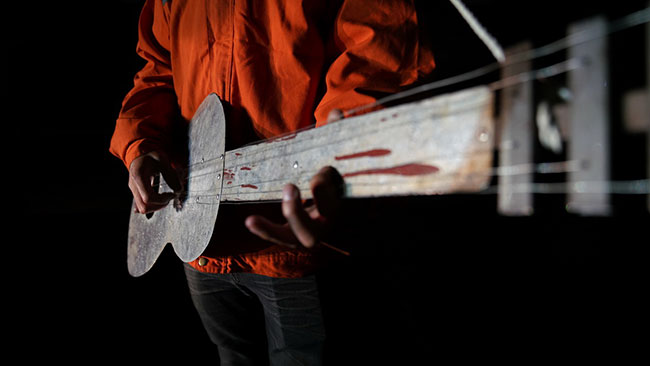 工作完成后，鹰潭工务机械段工作人员用铁路废旧器材制作的“吉他”演奏音乐（1月27日摄）。