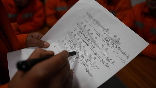 工作完成后，鹰潭工务机械段工作人员在宿营车上编排歌曲（1月27日摄）。