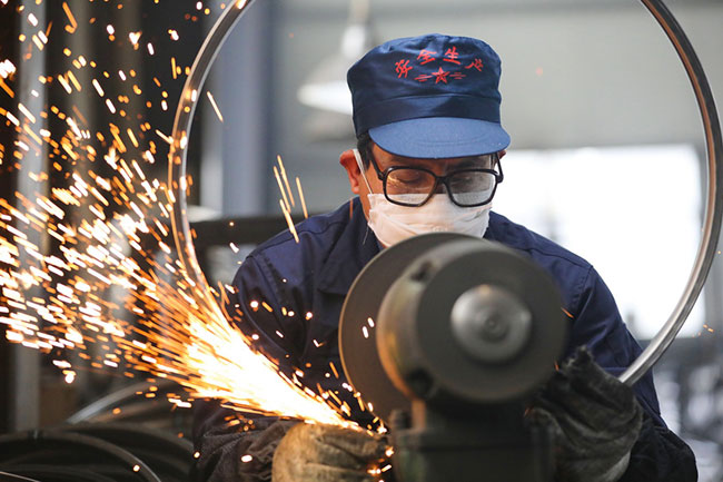 2月7日，在浙江省杭州市临安区天目山镇一家外贸企业，工人在抛光自行车钢圈。新华社发（胡剑欢摄）