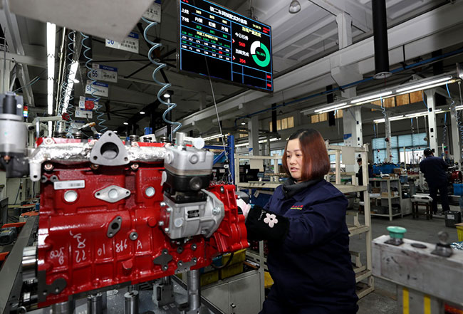 2月7日，在安徽全柴集团有限公司，工人在组装生产发动机。新华社发（沈果摄）