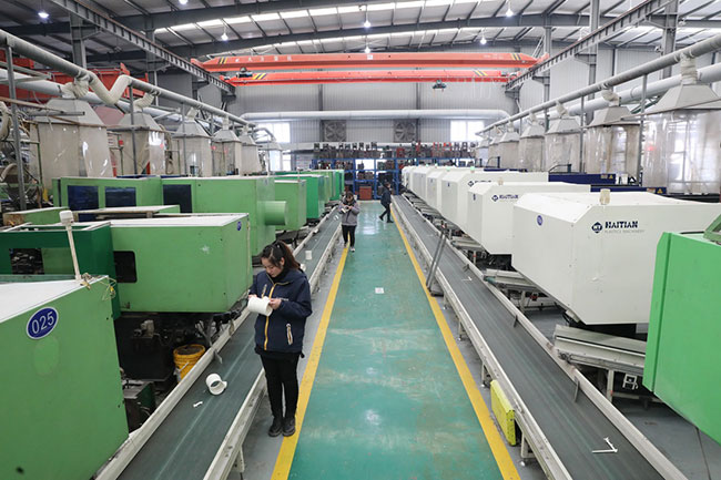 2月7日，河南省焦作市温县产业集聚区一家企业的职工在生产线上忙碌。新华社发（徐宏星摄）