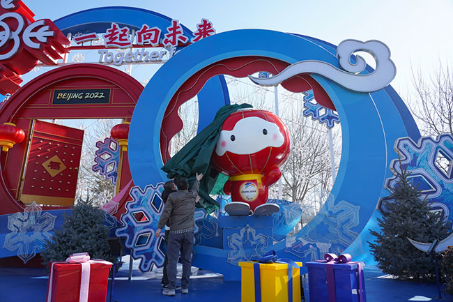 2月24日，工作人员在奥林匹克公园公共区布置北京冬残奥会吉祥物“雪容融”景观。新华社记者 陈钟昊 摄